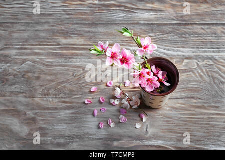 Branchen mit schönen Blüten in der Vase auf hölzernen Tisch Stockfoto