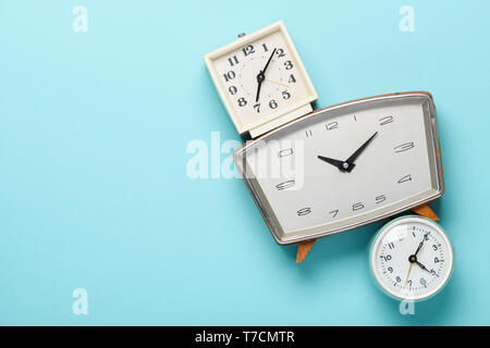 Retro Alarm Clocks auf Blau pastell Hintergrund Konzept flache Ansicht von oben mit der Kopie Raum legen Stockfoto