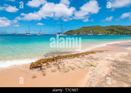 Strand auf Bequia Island, St. Vincent und die Grenadinen. Stockfoto