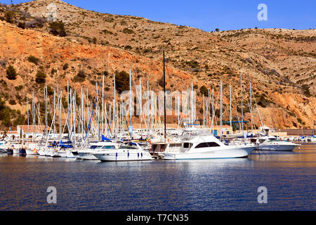 Boote auf ihren Liegeplatz im Jåvea Hafen an der Costa Blanca, Spanien Stockfoto