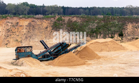 Neundorf a.d. Eigen, Sachsen/Deutschland - 2. Mai 2019. alten rostigen mobile Bildschirm immer noch Arbeiten in einem lokalen Sandkasten. Typ Powerscreen Chieftain Stockfoto