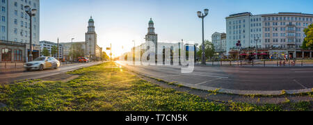 Ein Panorama Blick auf das Frankfurter Tor in Berlin, Deutschland 2019. Stockfoto