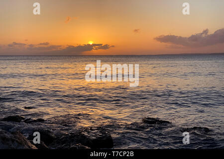 Sonnenuntergang auf dem Meer in der Mitte von einem Stein Strand in Georgien Stockfoto