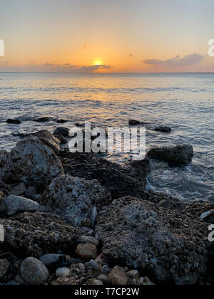 Sonnenaufgang auf dem Meer in der Mitte von einem Stein Strand in Georgien Stockfoto