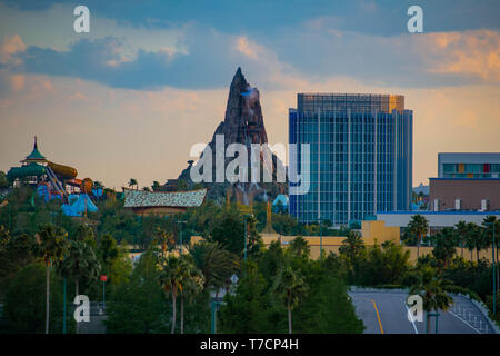 Orlando, Florida. April 18, 2019. Schöne Aussicht auf den Vulkan Bay Water Park und Aventura Hotel am sunset Hintergrund in den Universal Studios Area. Stockfoto