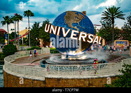 Orlando, Florida. April 18, 2019. Universal Studios Kugel City Walk in Universal Boulevard im Bereich (3) Stockfoto