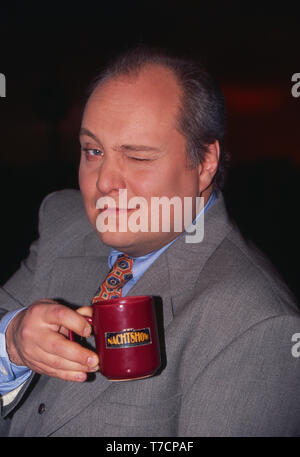 RTL Nachtshow, spät - Nacht - Talkshow, Deutschland 1994, Moderator Thomas Koschwitz mit Kaffeetasse Stockfoto