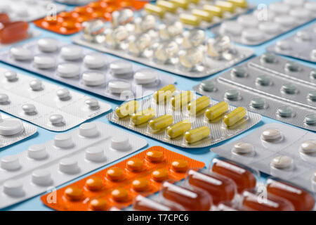 Verschiedene Tabletten und Kapseln in Blister Sortiment closeup Stockfoto