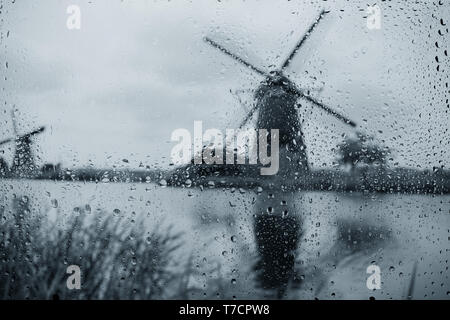 Windmühlen auf Canal Bank bei regnerischen Herbst wetter Niederlande Stockfoto