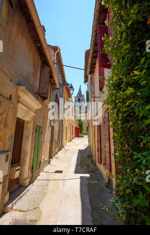 Straße in Arles mit alten cute Häuser und Kirche. Provence und Südfrankreich. Stockfoto