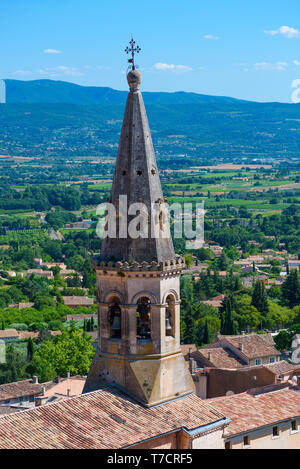 Alte Kirche Dome und Blick auf das Tal in Saint Saturnin Les Apt, Frankreich Stockfoto