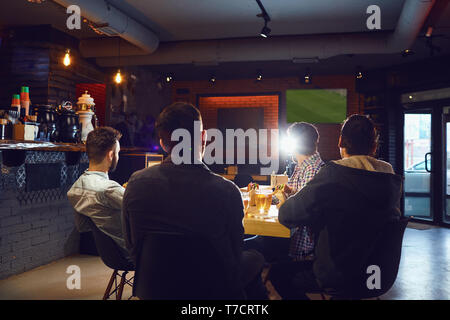 Freunde in der Sports Bar TV schauen. Stockfoto