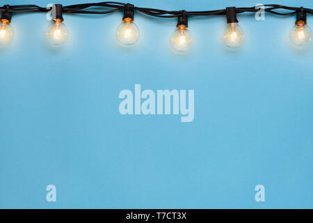 Glühlampe string Licht auf blauem Hintergrund kopieren - Raum Stockfoto