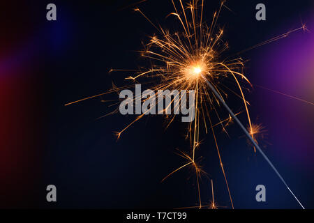 Bengalische Feuer wunderkerzen brennen mit großen langen Funken Stockfoto