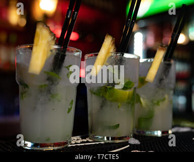 Drei Mojitos an der Bar fertig zu haben. Stockfoto