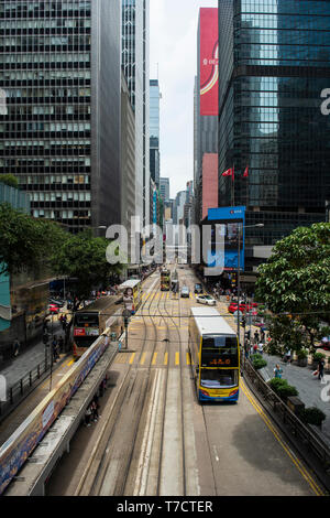 Hong Kong Straßen mit Straßenbahnen und Bürogebäuden Stockfoto