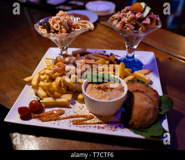 Verschiedene Vorbereitungen auf eine große Platte mit Freunden in einem Pub zu teilen serviert. Stockfoto