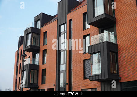 Fragment Fassade eines multi-stöckiges modernes Gebäude. ? Oncept der Kauf von erschwinglichem Wohnraum. Stockfoto