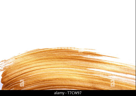 Goldene Farbe Farbe bestreichen Pinselstrich. Lack Splash. Abstrakte Form acryl Öl gold auf weißem Hintergrund mit Platz für Text. Stockfoto
