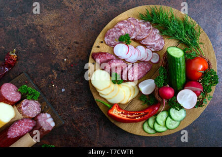 Wurst und frischem Gemüse auf einer hölzernen Fach Snack fach Ansicht von Oben. Stockfoto