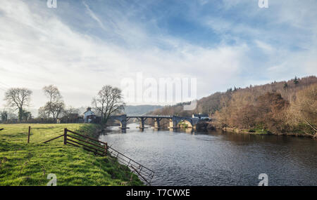 Historische Toll Bridge überspannt Fluss Wye an den frühen Frühling Abend. Herefordshire in Vereinigtes Königreich Stockfoto