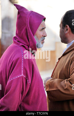 Eine marokkanische Mann trägt eine typische Djellaba, Marrakesch, Marokko Stockfoto