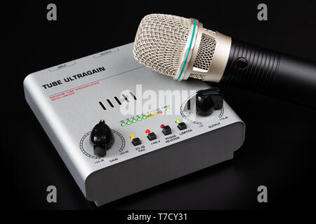 Tube Preamp und Mikrofon auf einem dunklen Hintergrund. Stockfoto