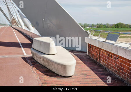 Nijmegen, Niederlande, 25. April 2019: Gedenktafel und konkrete Bank auf Stadt Brücke De Oversteek, memorzing die Überfahrt durch die Alliierten Kräfte der Stockfoto