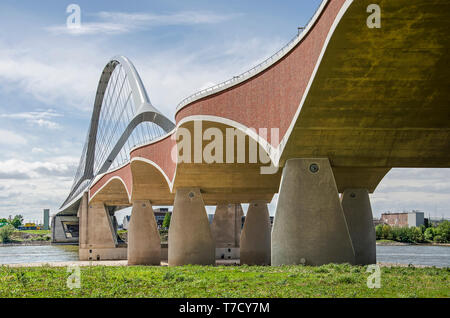 Nijmegen, Niederlande, 25. April 2019: Beton, Ziegel und Stahl sind in der neuen Stadt Brücke De Oversteek verwendet Überquerung des Flusses Waal Stockfoto