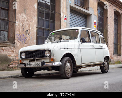 TERRASSA, SPANIEN - 19. MÄRZ 2019: Renault 4 (4 l) auf den Straßen der Stadt Stockfoto