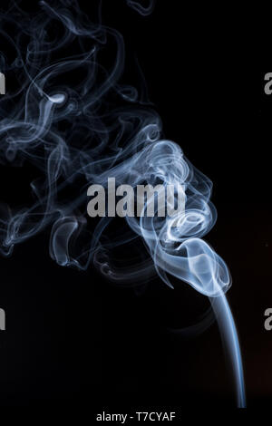 Weißer Rauch Rauch auf schwarzem Hintergrund. Stockfoto