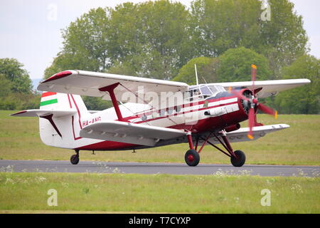 Antonow AN-2 Durchführung Fallschirmspringer für Ihre Anzeige an die Abingdon Air & Land zeigen 2019, Abingdon, Großbritannien Stockfoto