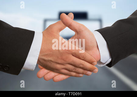 Nahaufnahme von zwei Geschäftsleute tragen Anzüge Hände schütteln als Vereinbarung oder Konzept der Partnerschaft Stockfoto