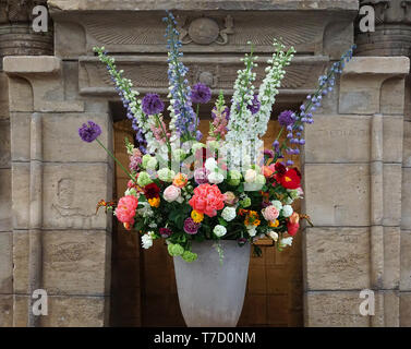 Blumenstrauß in einer Vase vor dem Tempel des Taffeh (arabisch: معبد طافا) im antiken ägyptischen Tempel des Nationalmuseums der Antiken. Stockfoto