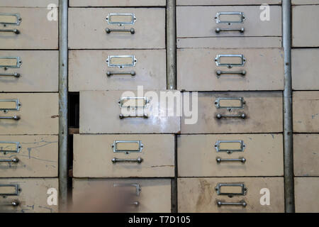 Metall Schubladen. Geschlossen Archiv, aktenschrank Interieur. Silber