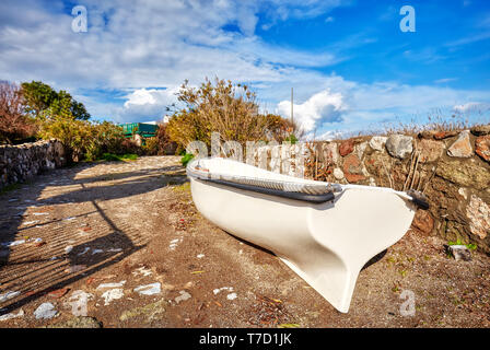 Weißem fiberglas Boot an Land auf einem Boden Gehweg Pfad an einem sonnigen Tag Stockfoto