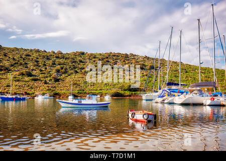 Yachten und Boote über das ruhige Meer bei gumsuluk Bucht in Bodrum, Mugla, Türkei verankert. Stockfoto