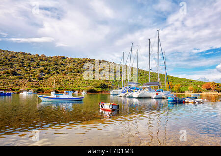 Yachten und Boote über das ruhige Meer bei gumsuluk Bucht in Bodrum, Mugla, Türkei verankert. Stockfoto