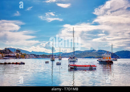 Yachten und Boote über das ruhige Meer bei gumsuluk Bucht in Bodrum, Mugla, Türkei verankert. Stockfoto