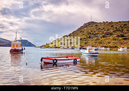 Yachten und Boote über das ruhige Meer bei gumsuluk Bucht in Bodrum, Mugla, Türkei verankert. Stockfoto