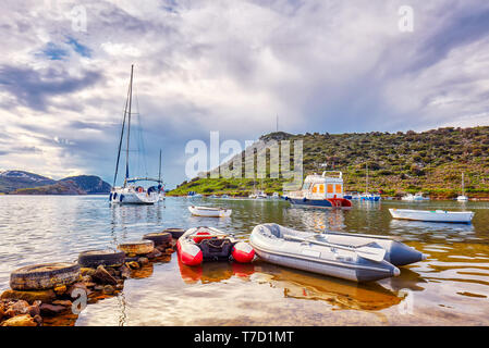 Yachten und Boote über das ruhige Meer bei gumsuluk Bucht in Bodrum, Mugla, Türkei verankert. Stockfoto