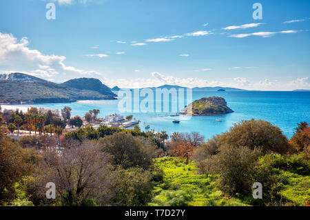 Schöne Ausblicke auf die Landschaft der touristischen Gumusluk Bucht und Rabbit Island in Bodrum, Mugla, Türkei Stockfoto