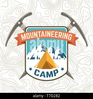 Mountaineering camp Patch. Vector Illustration. Konzept für Alpine Club shirt oder Abzeichen, Print, Stempel oder T-Stück. Vintage Typografie Design mit Eispickel, Camping und Berg Silhouette. Draußen Abenteuer Emblem. Stock Vektor