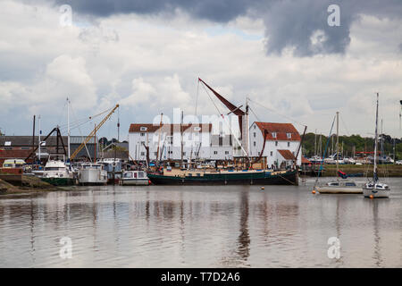 Blick auf die Tide Mill auf dem Fluß deben Mündung bei Woodbridge in Suffolk uk auf einem coudy Tag im Frühling Stockfoto