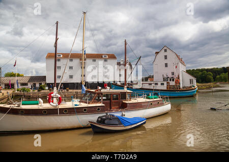 Blick auf die Tide Mill auf dem Fluß deben Mündung bei Woodbridge in Suffolk uk auf einem coudy Tag im Frühling Stockfoto