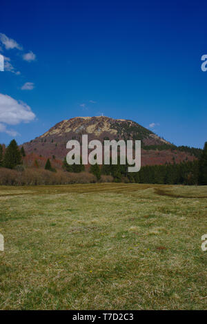 Puy-de-Dôme aus dem Süden zu Ceyssat gesehen. Gleitschirm Landeplatz. Stockfoto