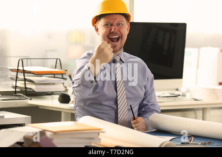 Architekt mit dem Bau Blueprint im Büro Stockfoto