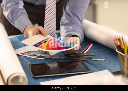 Interior Designer arbeiten mit Farbe Farbe Swatch Stockfoto