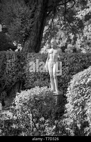 Dekorative statue am Larmer Tree Gardens, Wiltshire GROSSBRITANNIEN Stockfoto