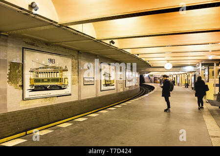 Klosterstraße U-Bahn Der Bahnhof der Linie U2 in Mitte, Berlin. Interieur mit gefliesten Wänden & Bilder der historischen Busse und Züge Stockfoto